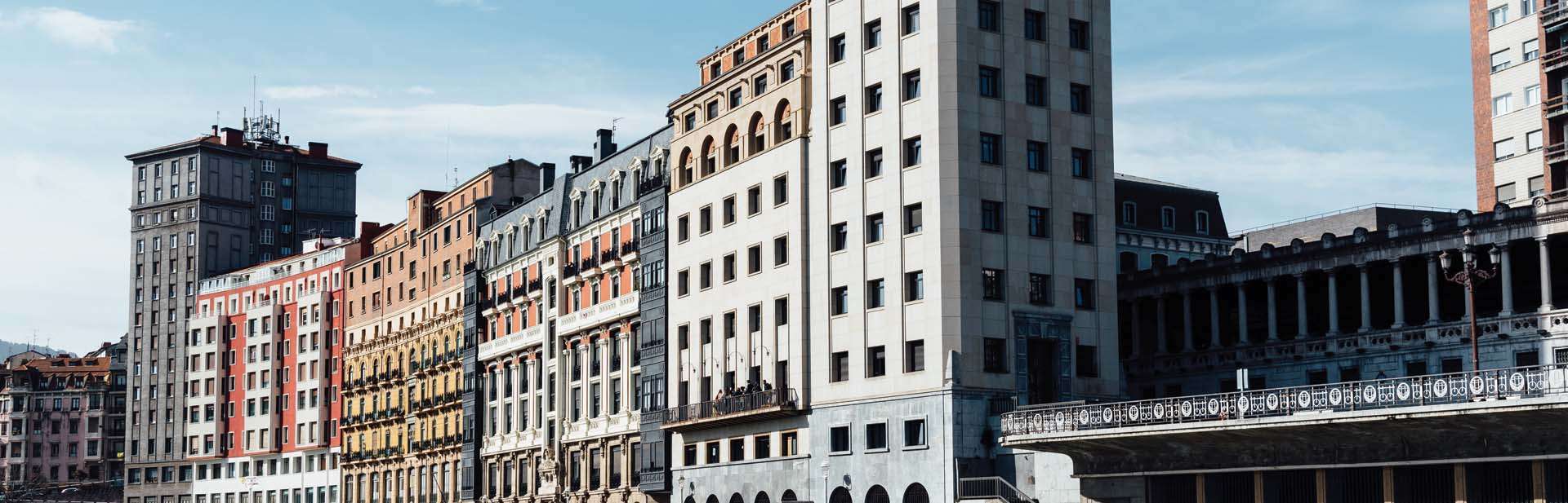 paseo de la ria de bilbao en el que se observan varios edificios